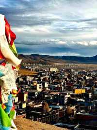 高原陽光下的理塘