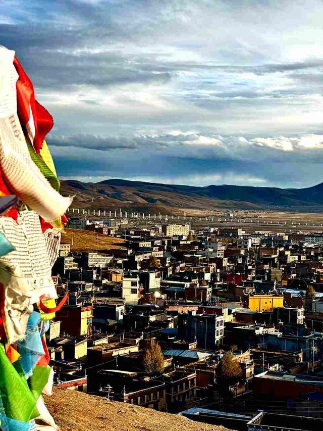 高原陽光下的理塘