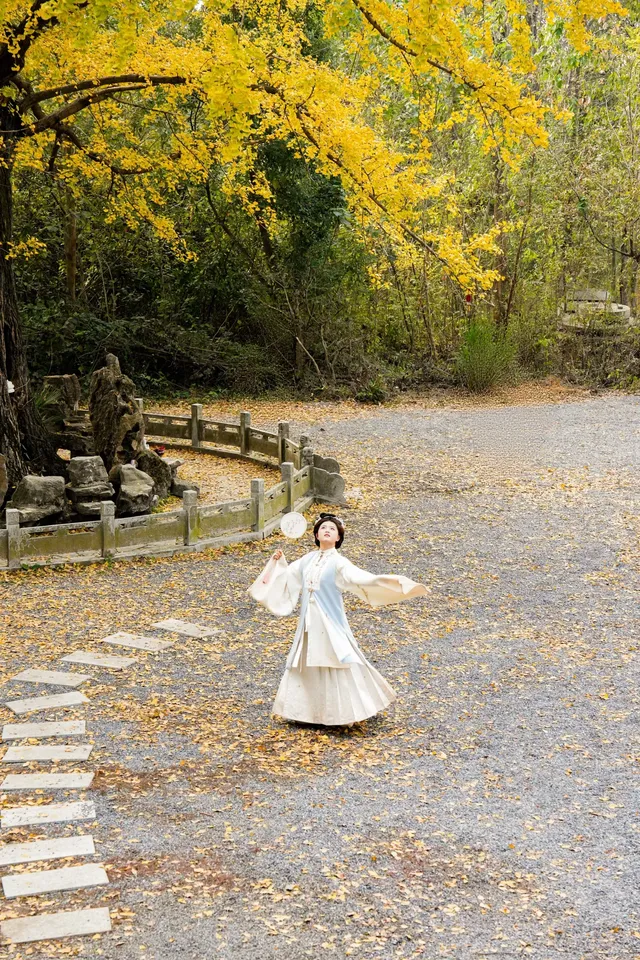 “我言秋日勝春朝”