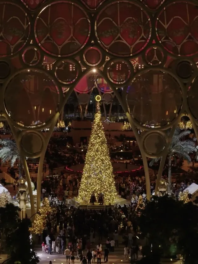 當迪拜的市集開啟節日限定模式...