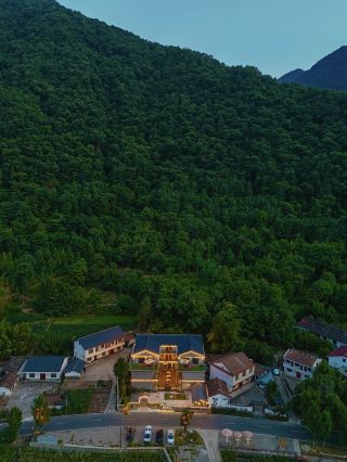 A summer retreat in a small town in southern Shaanxi! I absolutely love this hidden gem!