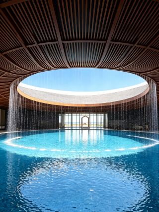Step out onto the beach! Ocean view pool ceiling