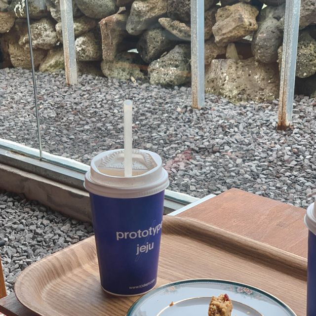 음료도 맛있고 소품들과 옷구경도 쏠쏠한 편집샵 제주십화점/3인칭관잘차시점