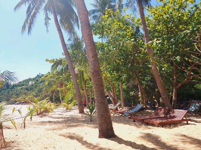 Lunch at Relax at Cham Island Beach