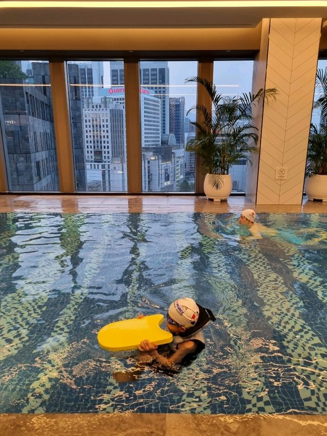 여유로운 밤수영 즐기기