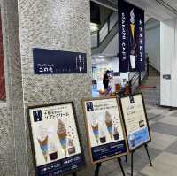 北海道・小樽。十勝産小豆と生乳で作られたソフトクリーム『柳月 オタルト店(オタルトカフェ)』