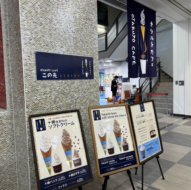 北海道・小樽。十勝産小豆と生乳で作られたソフトクリーム『柳月 オタルト店(オタルトカフェ)』