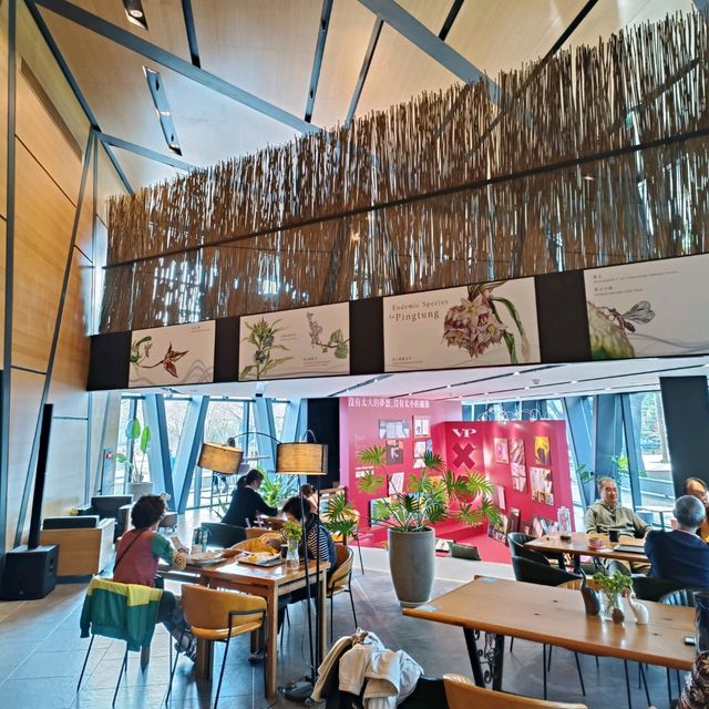 屏東總圖 春若咖啡館 優美的環境搭配裝置藝術與音樂