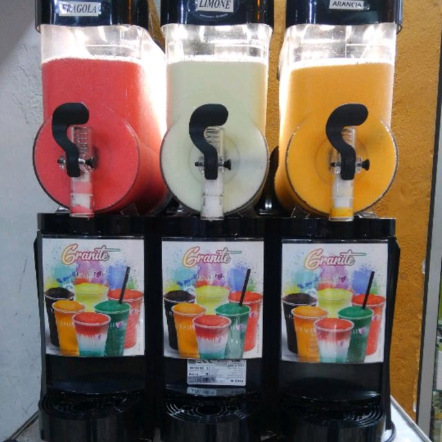 ローマ、土産店のショーウィンドウとナイトカフェ