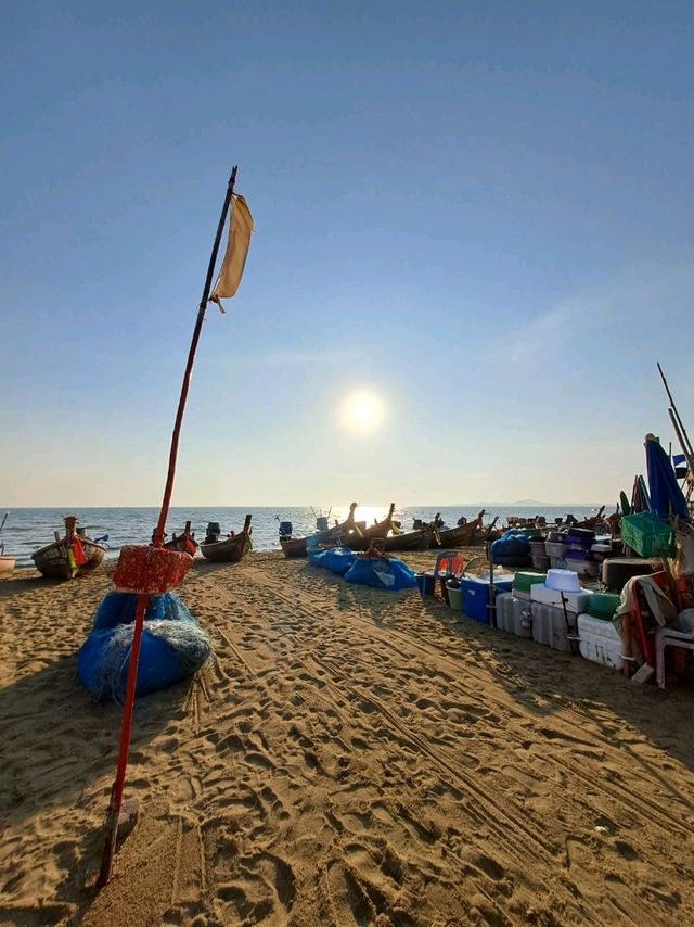 ช็อปของทะเลสดๆ จากตลาดประมงพื้นบ้าน หาดจอมเทียน