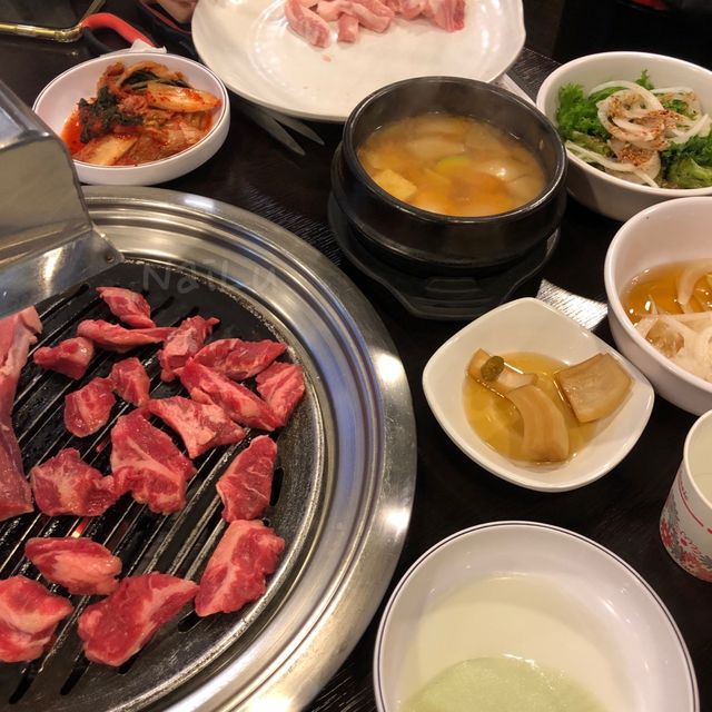 ［韓國 弘大］통통 돼지뽈살 (胖胖豬烤肉)