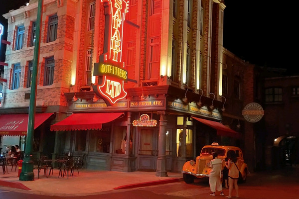 PHOTOS: 'Five Nights at Freddy's' Décor Added to Cinemark Theater in  Universal CityWalk Orlando - Disneyland News Today