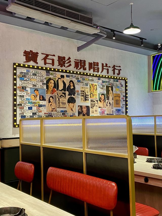 【高雄】娜姐火鍋公司｜復古港式裝潢 讓你一秒到香港🇭🇰