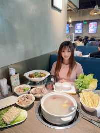 「毛記海南東山羊x靚靚」，主打新鮮不隔夜即切羊肉，重點係用炭爐火鍋，羊肉湯底更熬足6個鐘，夠晒暖笠笠🔥🔥