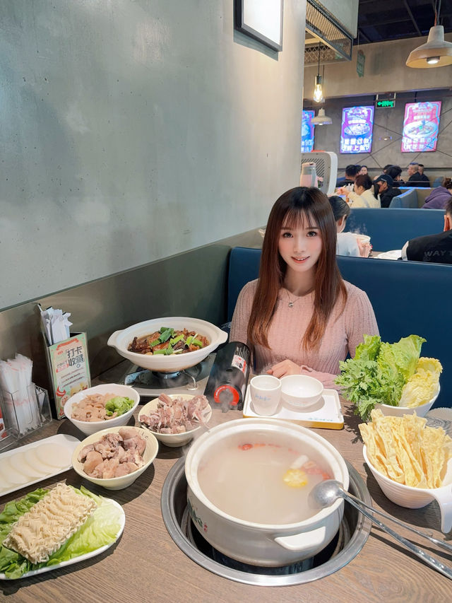 「毛記海南東山羊x靚靚」，主打新鮮不隔夜即切羊肉，重點係用炭爐火鍋，羊肉湯底更熬足6個鐘，夠晒暖笠笠🔥🔥