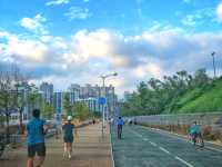 將藍踩單車享受海景