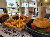 캄보디아에서 아메리카 버거의 향기... "Habit Burger Grill"