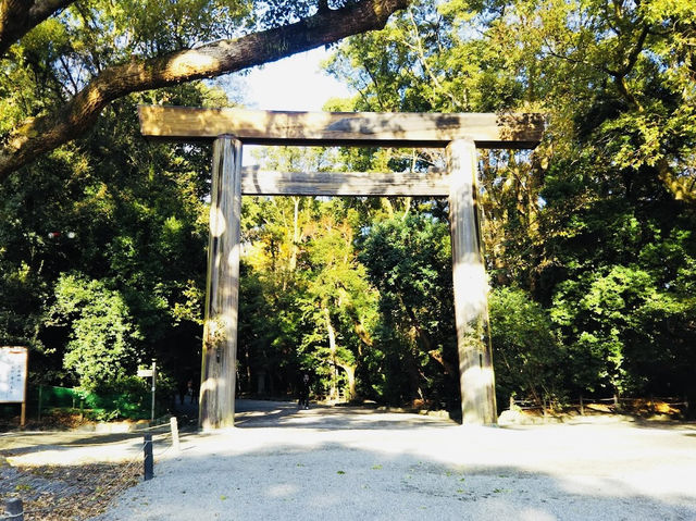 Enshrines the Kusanagi no Tsurugi