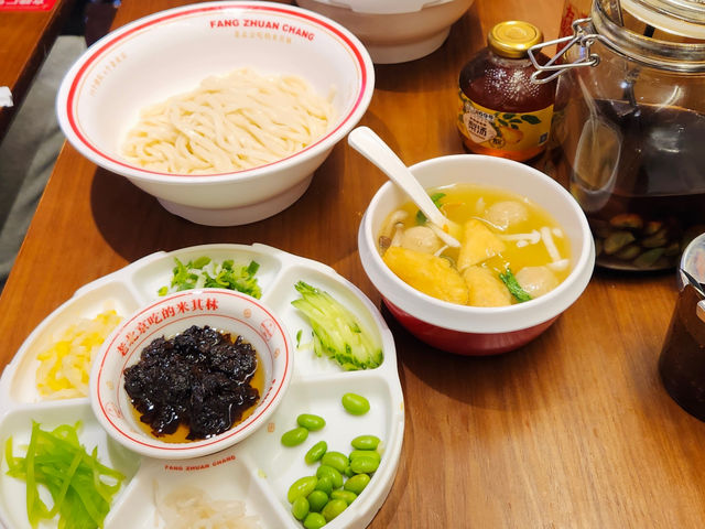 「老北京炸醬麵，食客蜂擁而至」
