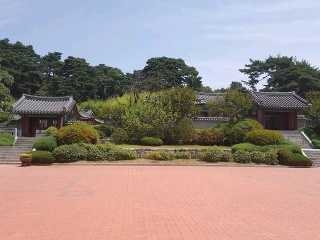 A symbol of Confucianism in Gangneung, Ojukheon