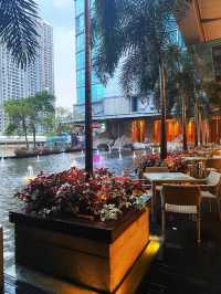 Hotel surrounded with shopping mall and dining spots 🏩