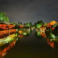 看着乌镇的夜景，吃着甜品
