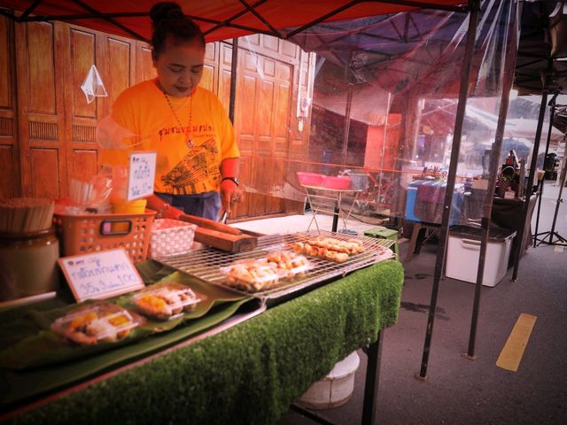 ตลาดชุมชนขนมแปลกริมของหนองบัว จันทบุรี