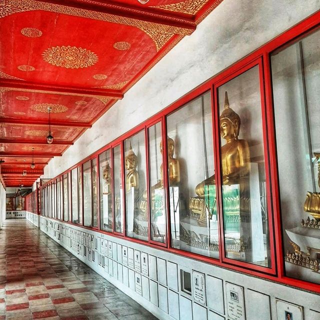 ไหว้พระพุทธมหาชนก และดูแท่นสำเร็จโทษโบราณ