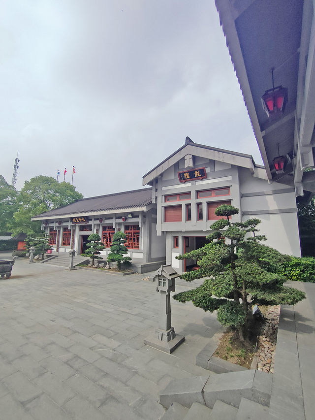 有着999尊佛像的万佛讲寺