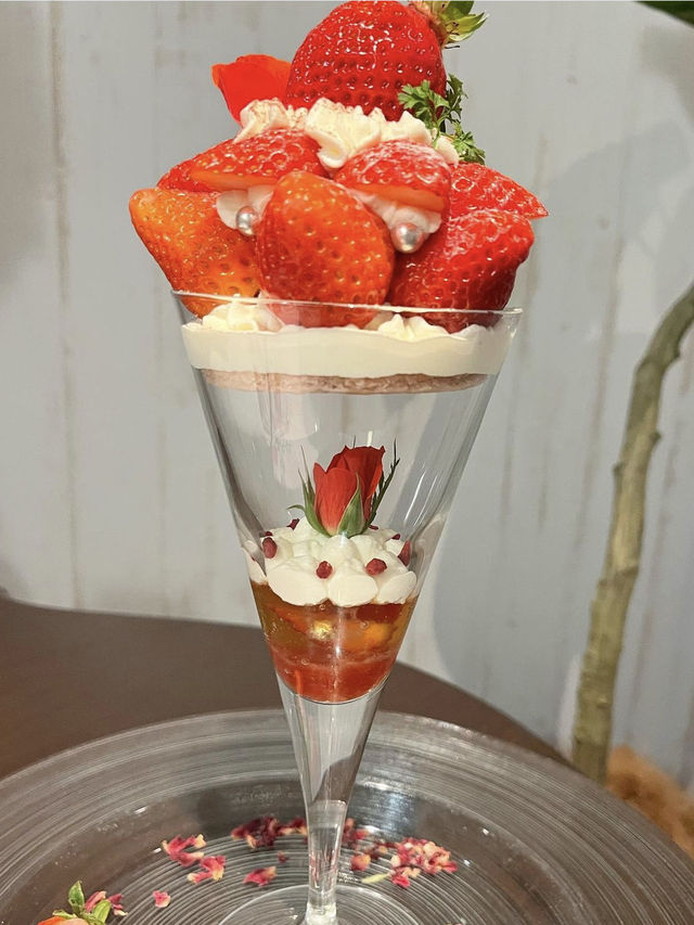 【北九州カフェ】非日常の素敵空間で美しいパフェはいかが？✨