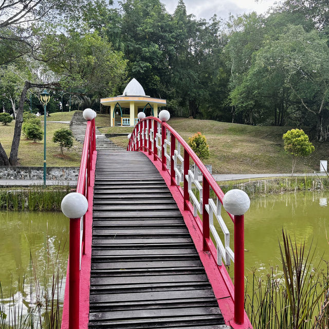 "Taman Perpaduan: A Serene Park for Relaxation and Leisure in Kuching"