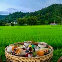 ที่พักริมน้ำมาง และวิวท้องนา บ่อเกลือ น่าน