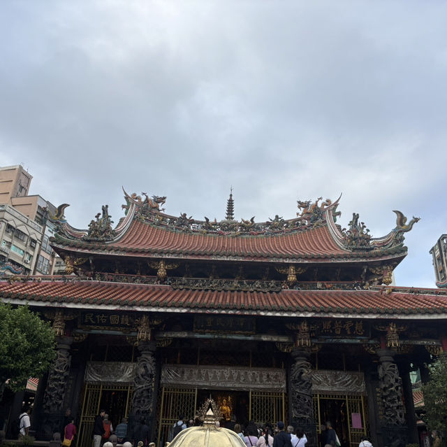 龍山寺遊記：古剎禪韻中的信仰之光