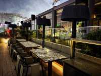 看東方明珠塔的最佳位置~~“Flair Rooftop Bar”在58樓近距離看東方明珠