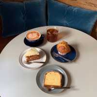 Cafe with delicious baked goods☕️