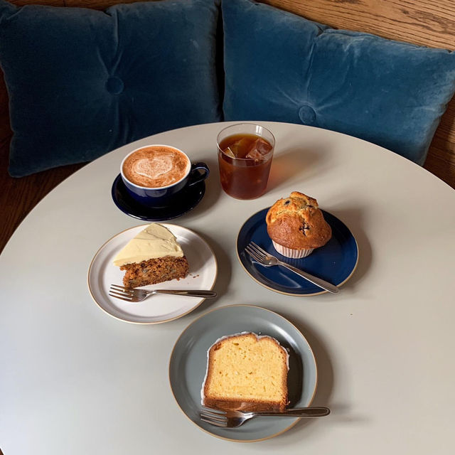Cafe with delicious baked goods☕️