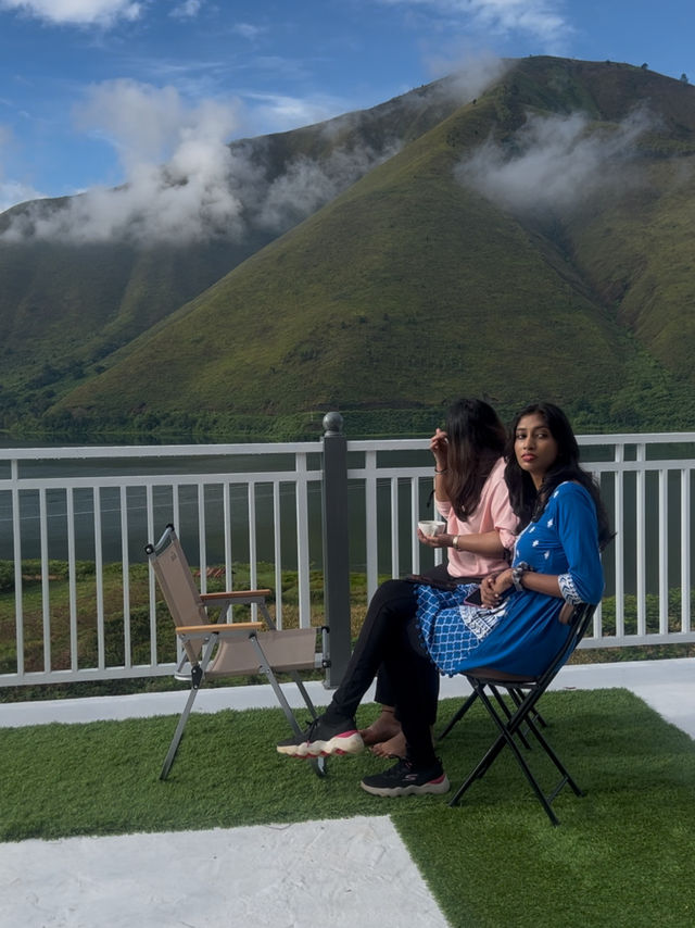 Mountain Views and Good Vibes: Chit-Chatting with Friends