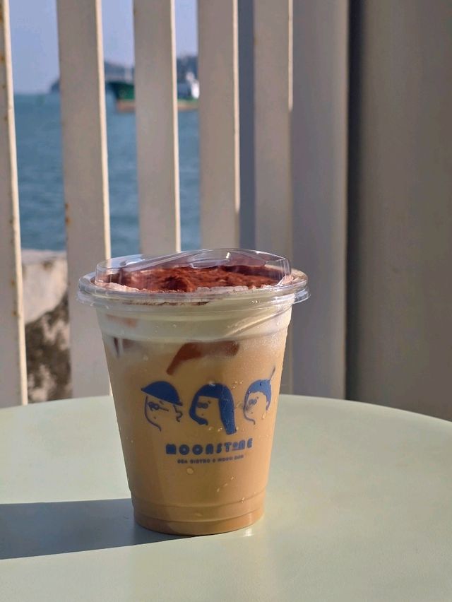 คาเฟ่ริมทะเลสุดชิลที่สายคาเฟ่ต้องห้ามพลาด! 🌊☕
