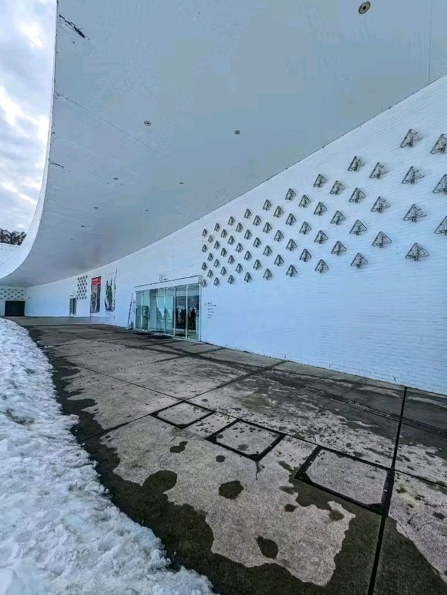 青森県立美術館