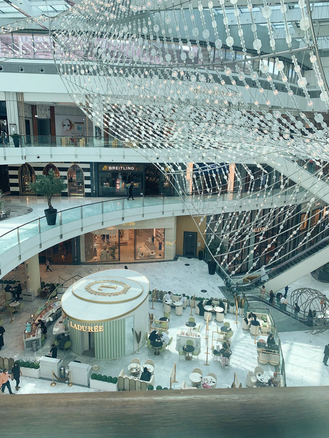 Dubai’s Iconic Mall and Fountains: Where Shopping Meets Spectacle! 