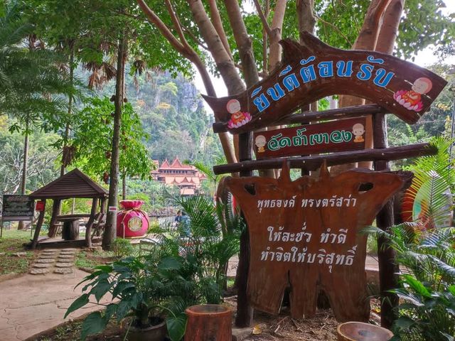 มาชม Unseenบ้านไร่ อุโบสถไม้ สถาปัตยกรรมอันสวยงาม