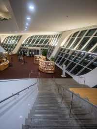 Surrey Libraries - City Centre Branchの建築：未来的なデザインが魅力