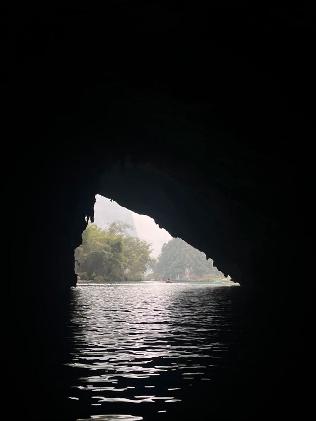 Bai Niao Yan (Hundred Birds Cave) – A Symphony of Light, Water, and Nature