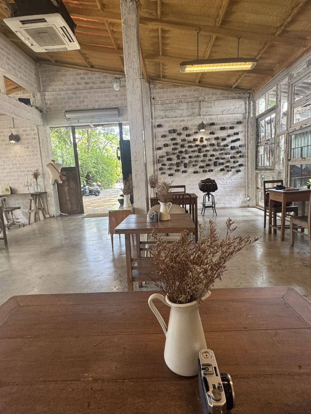 คาเฟ่ลับกลางสวนเขียว Slole Cafe & Garden โชคชัย4