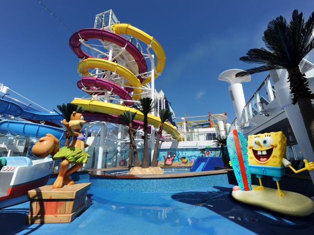 "Norwegian Breakaway: The Ship That’s Basically a NYC Party… But With More Sunscreen" 🗽🚢🌞