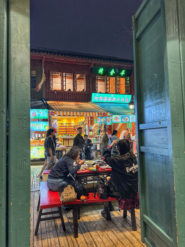 From Golden Gates to Timeworn Alleys: A Spring Walk in Kunming’s Old Soul