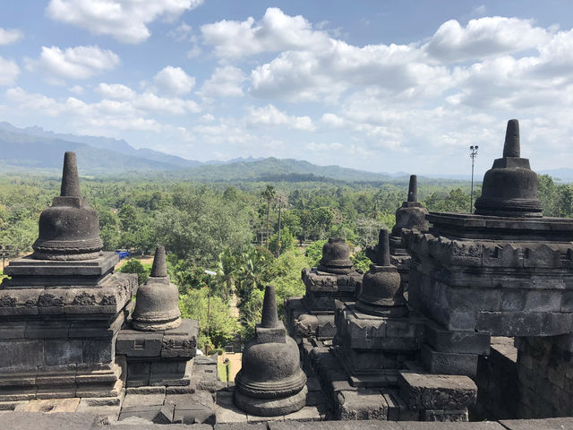 【ボロブドゥール寺院遺跡｜Borobudur Temple】 世界最大級の仏教遺跡、神秘の階段をのぼる旅