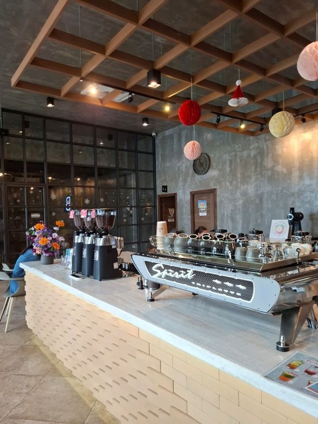 BROWN Brew & Bistro คาเฟ่ฟีลกู๊ดในชะอำ