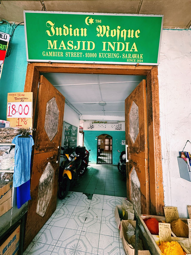Time Travel on Foot – A Heritage Stroll Through Kuching Old Town!