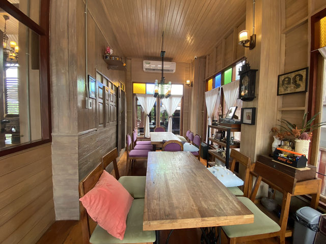 เลอกองเก่า cafe’ de phraeris คาเฟ่ในตึกเก่า